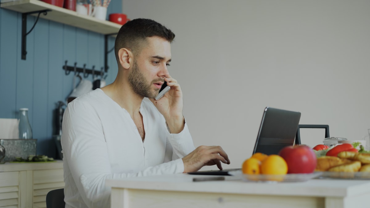 Nutricionista asesorando sobre alimentación saludable