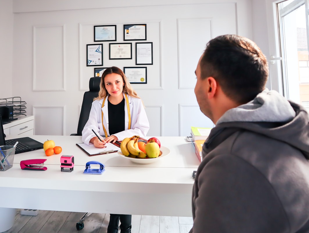 Profesional de nutrición asesorando sobre alimentación saludable